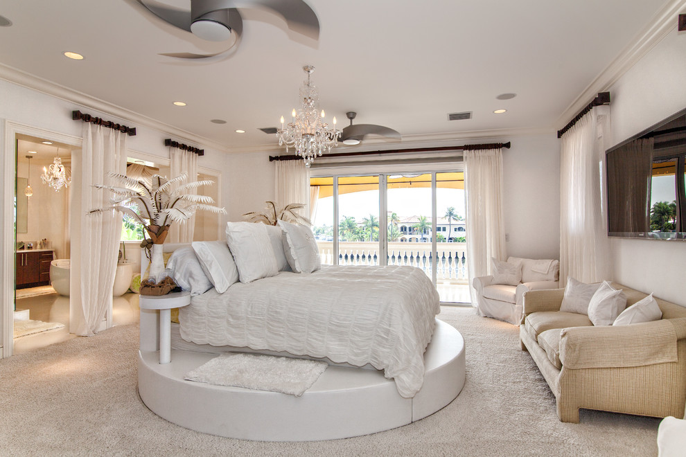 マイアミにあるトランジショナルスタイルのおしゃれな寝室 (カーペット敷き)