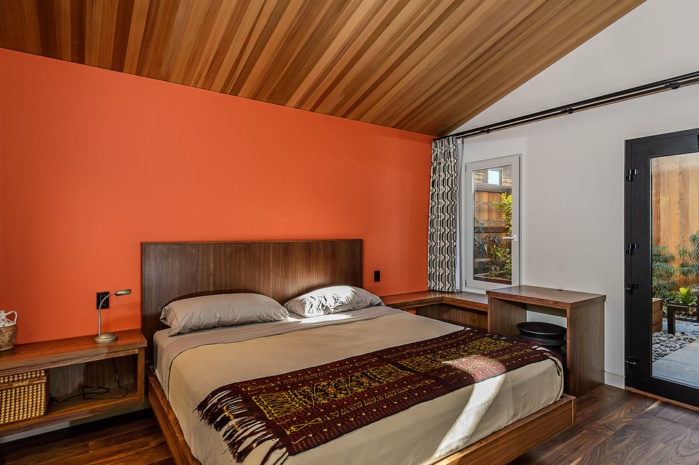 Свежая идея для дизайна: спальня в стиле ретро с белыми стенами - отличное фото интерьера