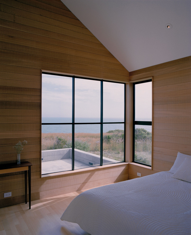 Foto di una camera da letto contemporanea con parquet chiaro