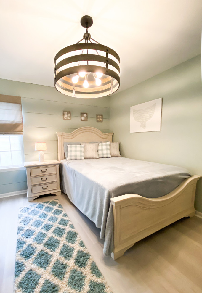 フィラデルフィアにある中くらいなビーチスタイルのおしゃれな客用寝室 (緑の壁、クッションフロア、白い床、塗装板張りの壁) のレイアウト