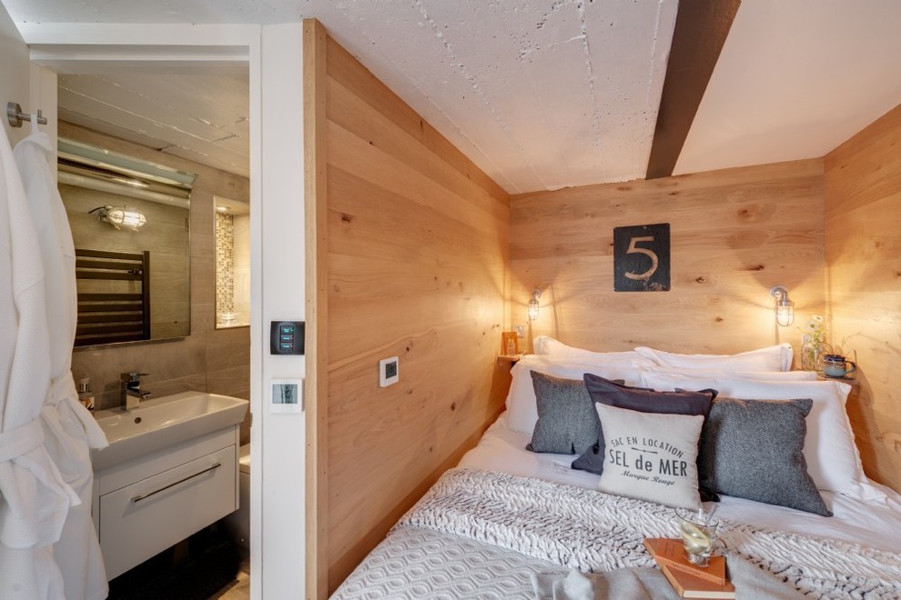 Diseño de dormitorio principal marinero pequeño con paredes beige, suelo de madera en tonos medios y suelo beige