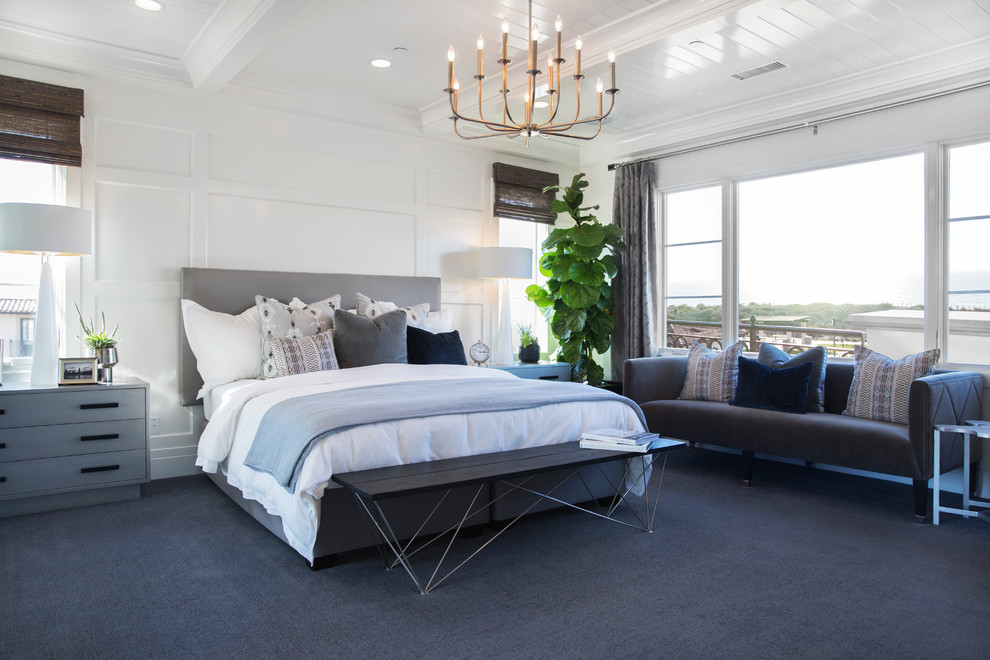 Imagen de dormitorio clásico renovado con paredes blancas, moqueta y suelo gris