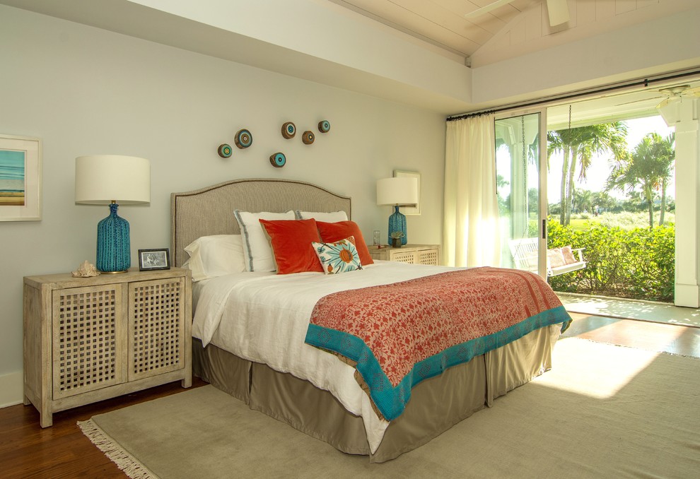 Großes Maritimes Hauptschlafzimmer ohne Kamin mit blauer Wandfarbe und braunem Holzboden in Miami