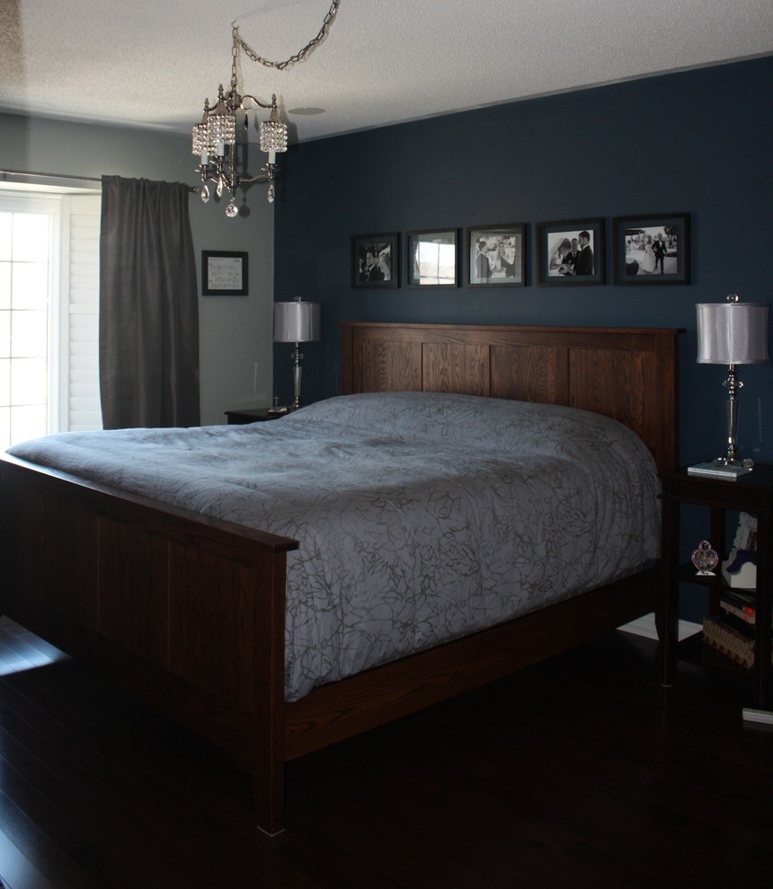 Aménagement d'une grande chambre parentale contemporaine avec un mur bleu et parquet foncé.