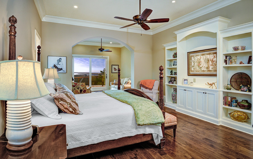チャールストンにある広いトラディショナルスタイルのおしゃれな客用寝室 (ベージュの壁、濃色無垢フローリング、暖炉なし、茶色い床) のインテリア