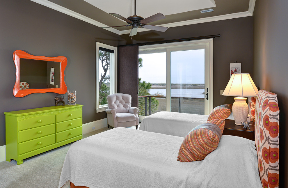 Стильный дизайн: большая гостевая спальня (комната для гостей) в стиле фьюжн с серыми стенами, ковровым покрытием, серым полом и многоуровневым потолком - последний тренд