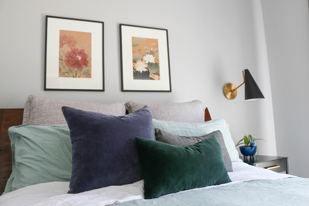 На фото: хозяйская спальня среднего размера в стиле ретро с серыми стенами, ковровым покрытием и серым полом