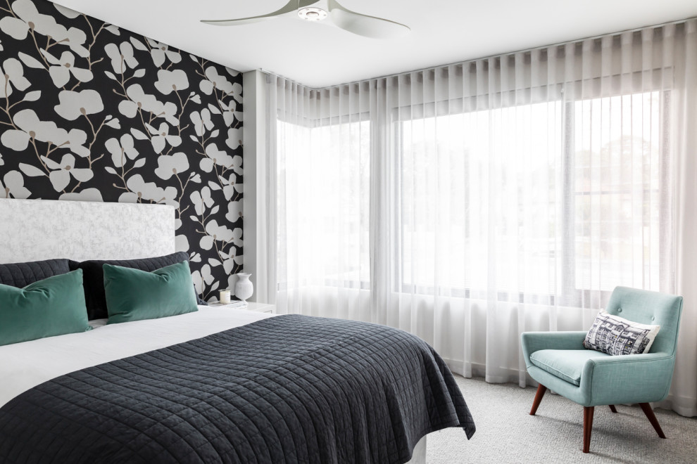 Свежая идея для дизайна: спальня в современном стиле с разноцветными стенами, ковровым покрытием, серым полом, обоями на стенах и тюлем - отличное фото интерьера