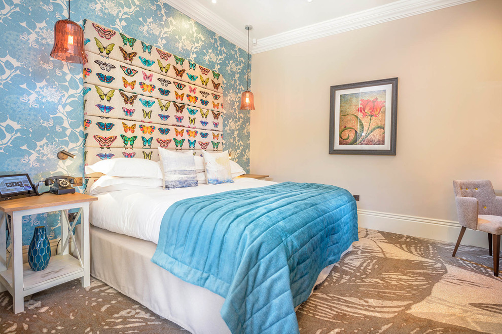 Imagen de habitación de invitados actual de tamaño medio con paredes azules, moqueta y suelo beige