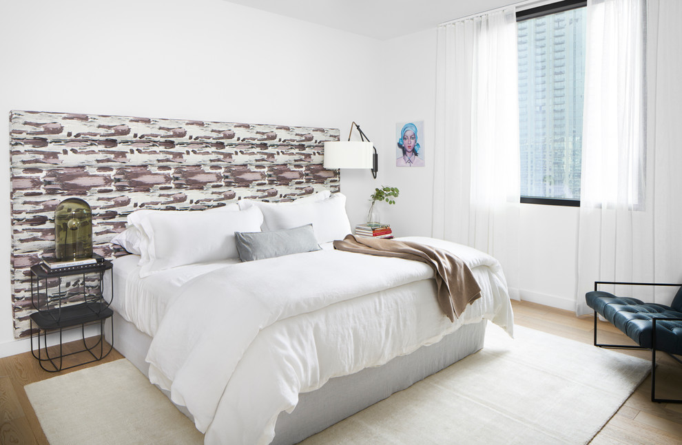 На фото: гостевая спальня (комната для гостей) в современном стиле с белыми стенами, светлым паркетным полом и бежевым полом с