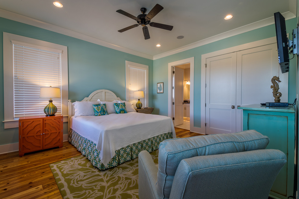На фото: гостевая спальня среднего размера, (комната для гостей) в стиле фьюжн с зелеными стенами и паркетным полом среднего тона без камина