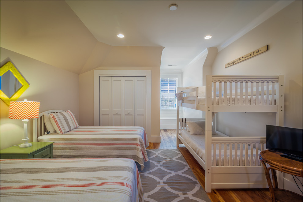 Modelo de habitación de invitados bohemia de tamaño medio sin chimenea con paredes beige y suelo de madera en tonos medios