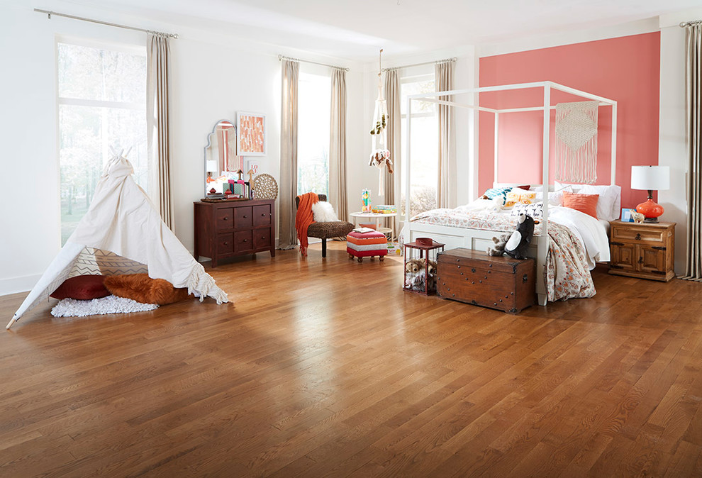 Foto de dormitorio blanco bohemio con paredes rosas, suelo de madera en tonos medios y suelo marrón