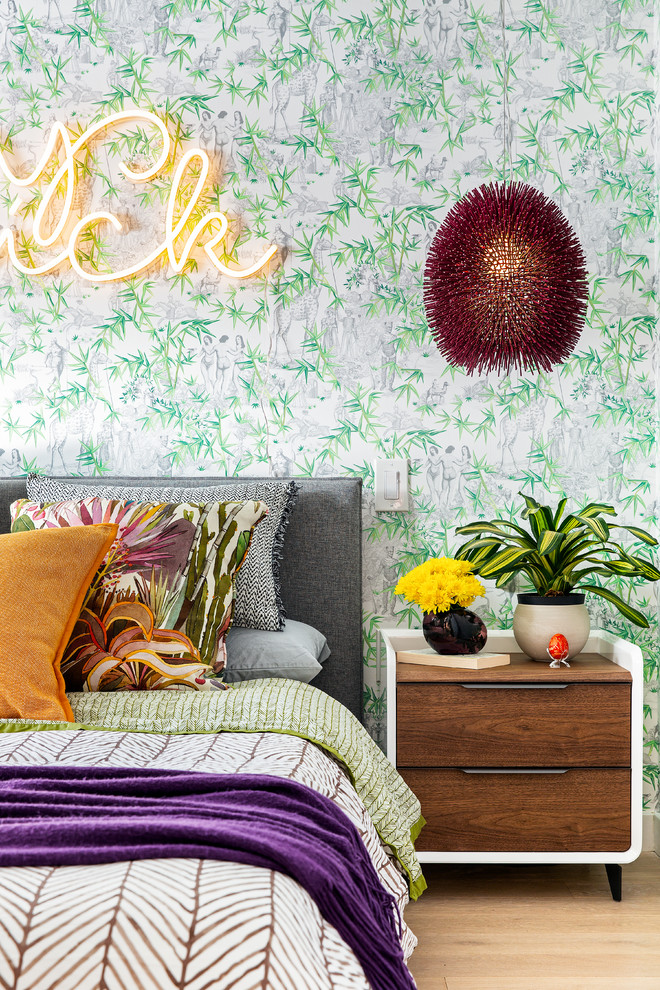 На фото: спальня среднего размера на антресоли в стиле фьюжн с разноцветными стенами без камина с