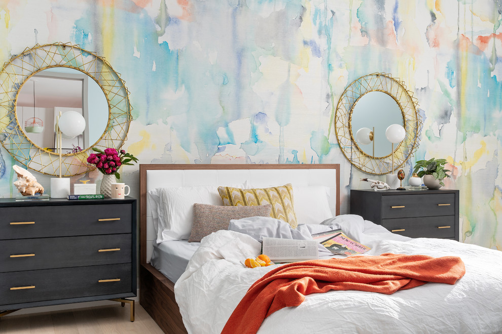 Réalisation d'une chambre bohème de taille moyenne avec un mur multicolore, parquet clair et un sol beige.