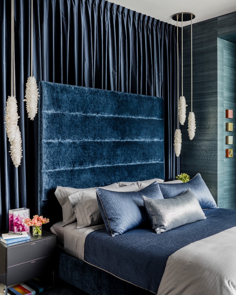 Mittelgroßes Modernes Hauptschlafzimmer ohne Kamin mit blauer Wandfarbe und Teppichboden in Boston