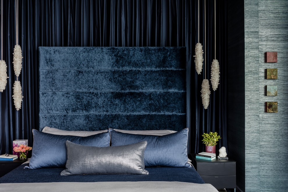 Свежая идея для дизайна: хозяйская спальня среднего размера в современном стиле с синими стенами и ковровым покрытием без камина - отличное фото интерьера