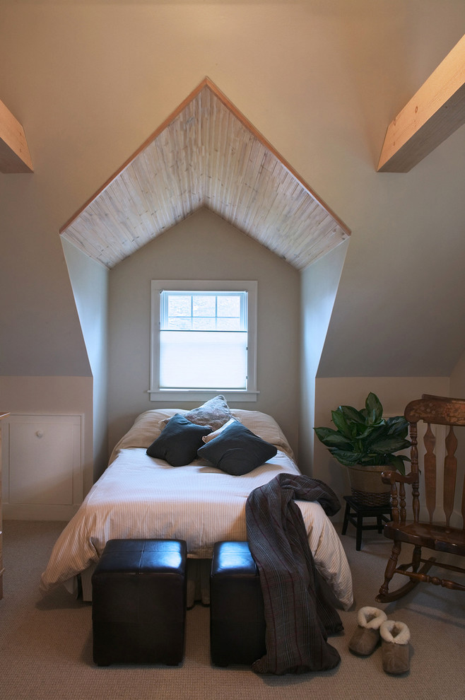 Klassisches Schlafzimmer im Loft-Style mit grauer Wandfarbe und Teppichboden in Detroit