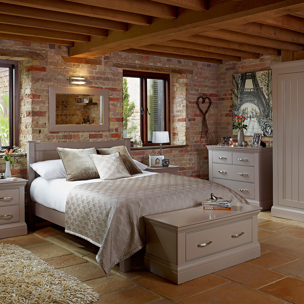 Modelo de dormitorio minimalista con suelo de pizarra y suelo marrón