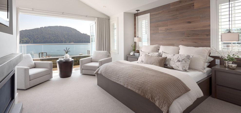 バンクーバーにあるビーチスタイルのおしゃれな主寝室 (茶色い壁、カーペット敷き、標準型暖炉、グレーの床、グレーとブラウン)