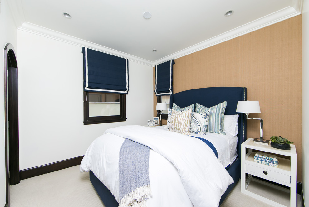 Diseño de habitación de invitados costera de tamaño medio con paredes blancas y moqueta