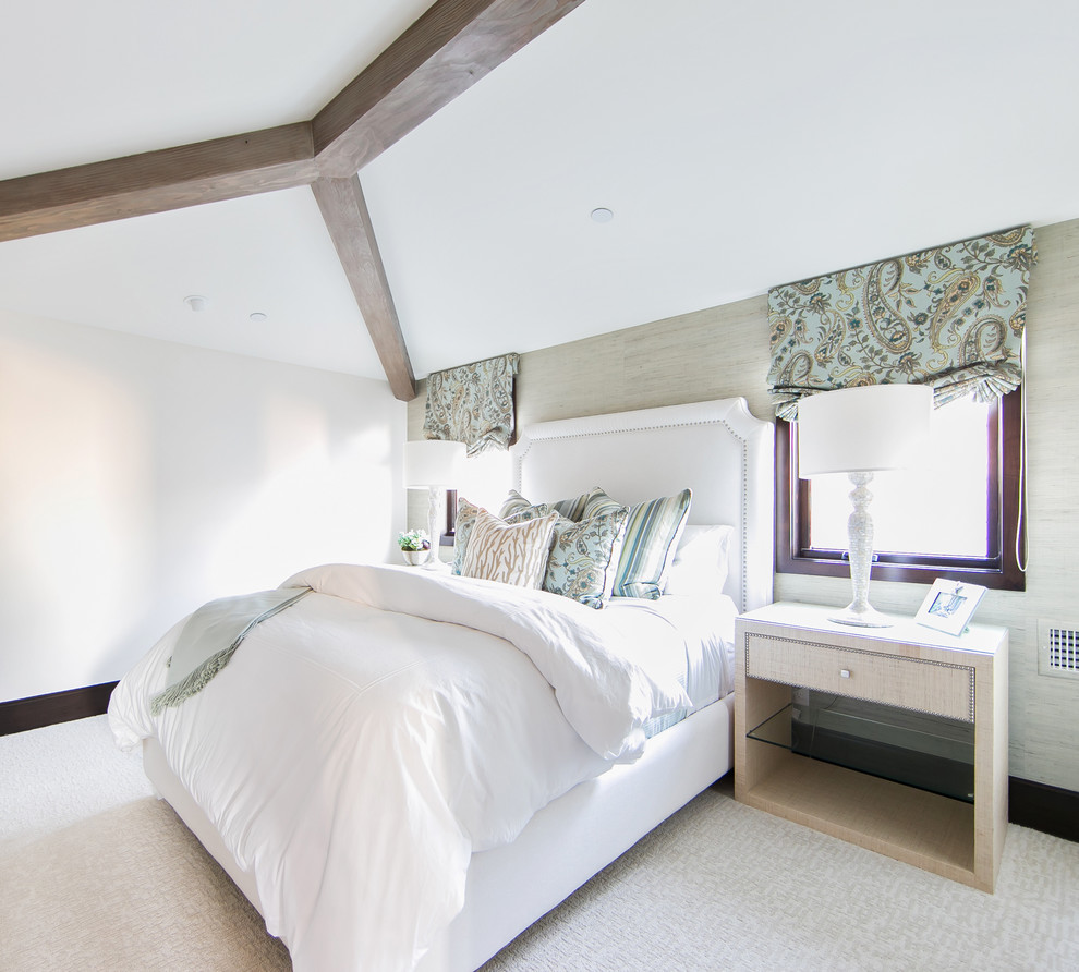 На фото: гостевая спальня среднего размера, (комната для гостей) в морском стиле с белыми стенами и ковровым покрытием