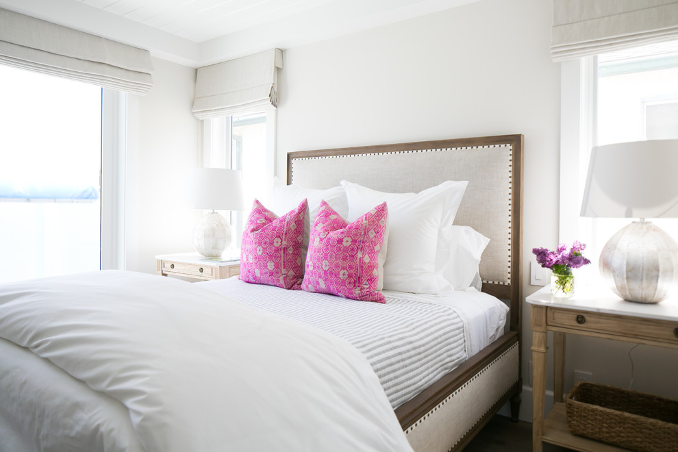 Свежая идея для дизайна: гостевая спальня (комната для гостей) в морском стиле с серыми стенами и светлым паркетным полом без камина - отличное фото интерьера