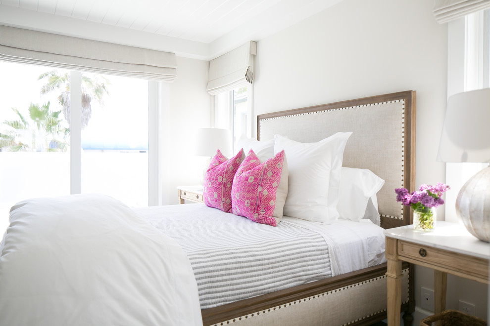 Réalisation d'une chambre d'amis grise et rose marine avec un mur gris, parquet clair et aucune cheminée.