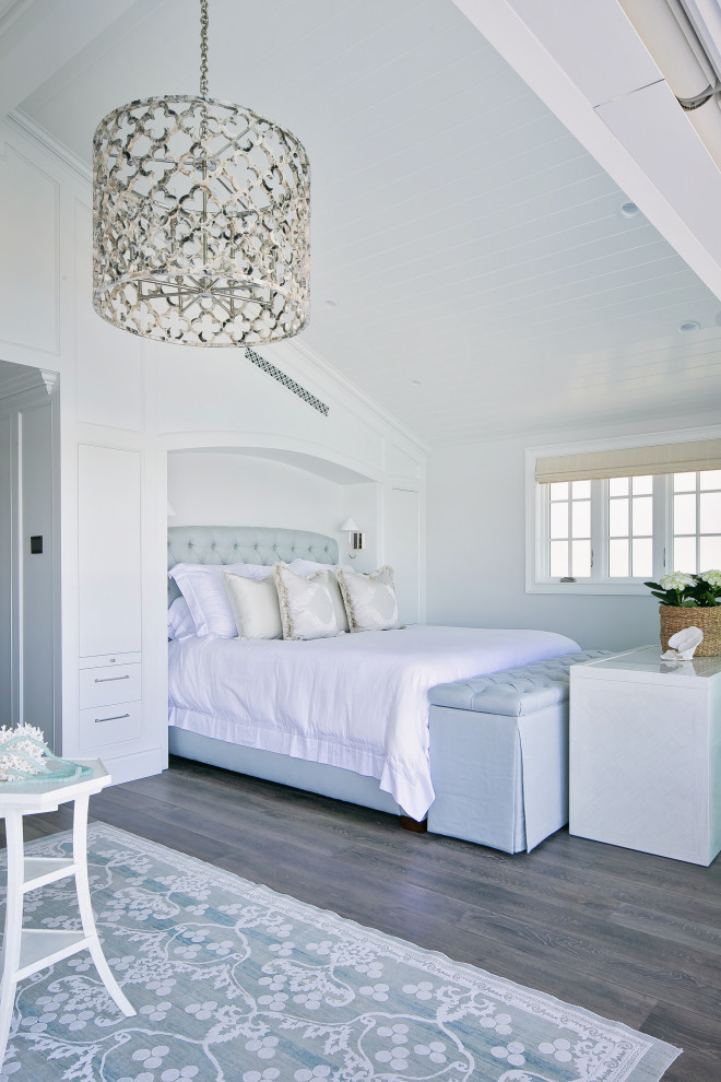 Пример оригинального дизайна: спальня в морском стиле с белыми стенами, темным паркетным полом, коричневым полом, потолком из вагонки и сводчатым потолком