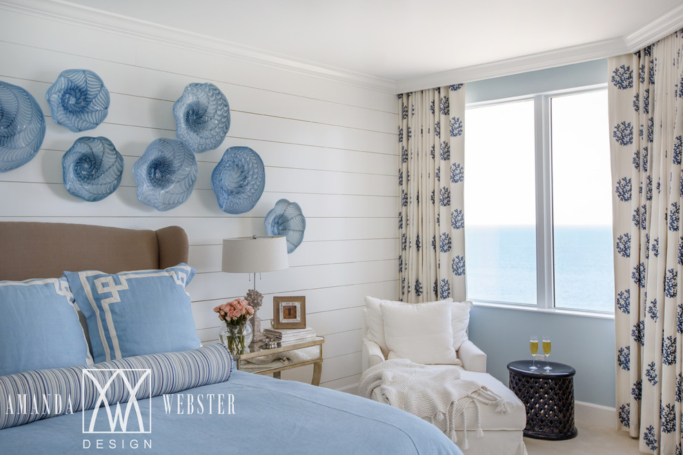 Diseño de dormitorio principal marinero con paredes azules y moqueta