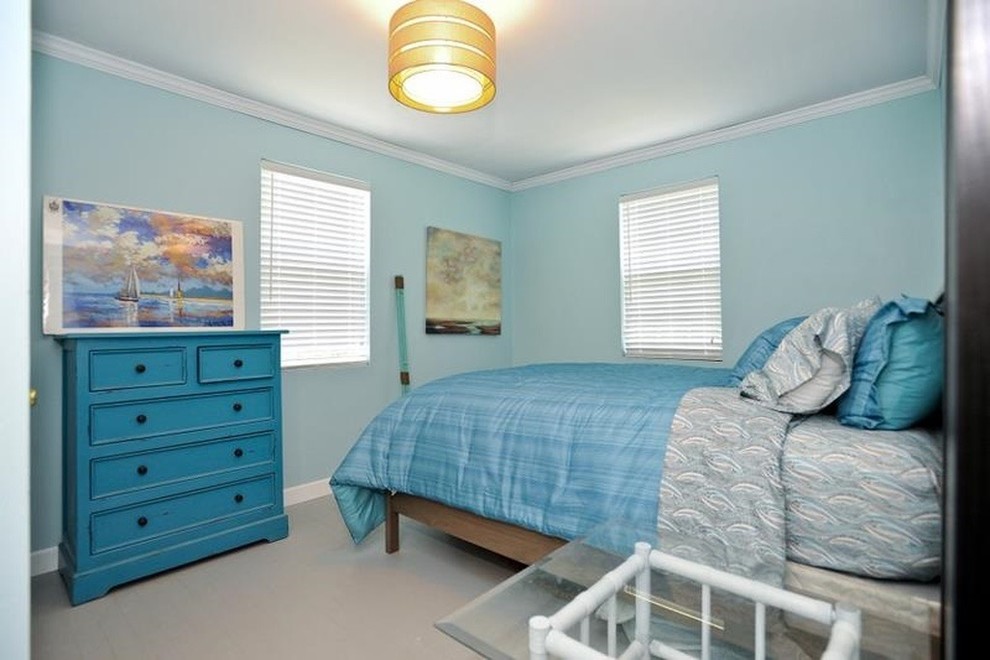 Idee per una camera degli ospiti chic di medie dimensioni con pareti blu, pavimento in gres porcellanato e nessun camino