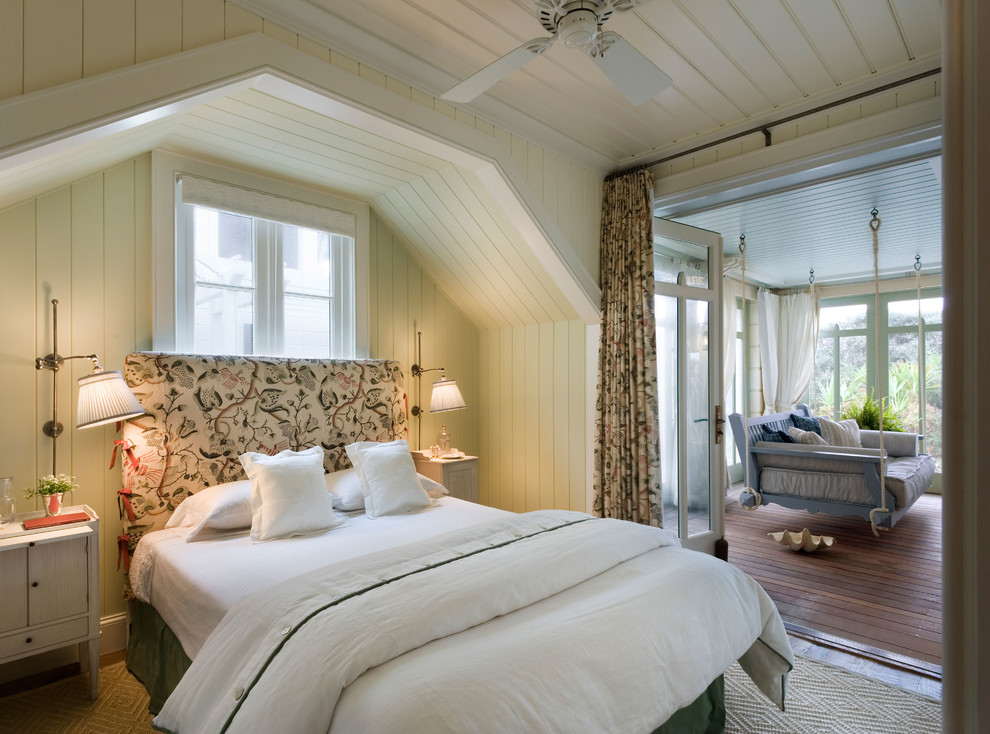 Пример оригинального дизайна: спальня в морском стиле с желтыми стенами и ковровым покрытием