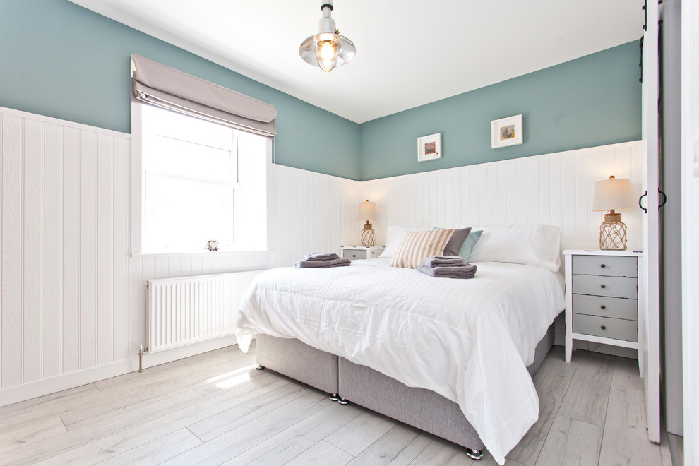 Mittelgroßes Maritimes Schlafzimmer mit grüner Wandfarbe und grauem Boden in Dorset