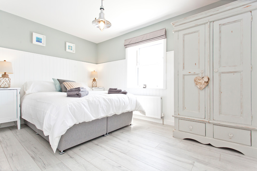 Esempio di una camera da letto stile shabby di medie dimensioni con pareti grigie e pavimento grigio