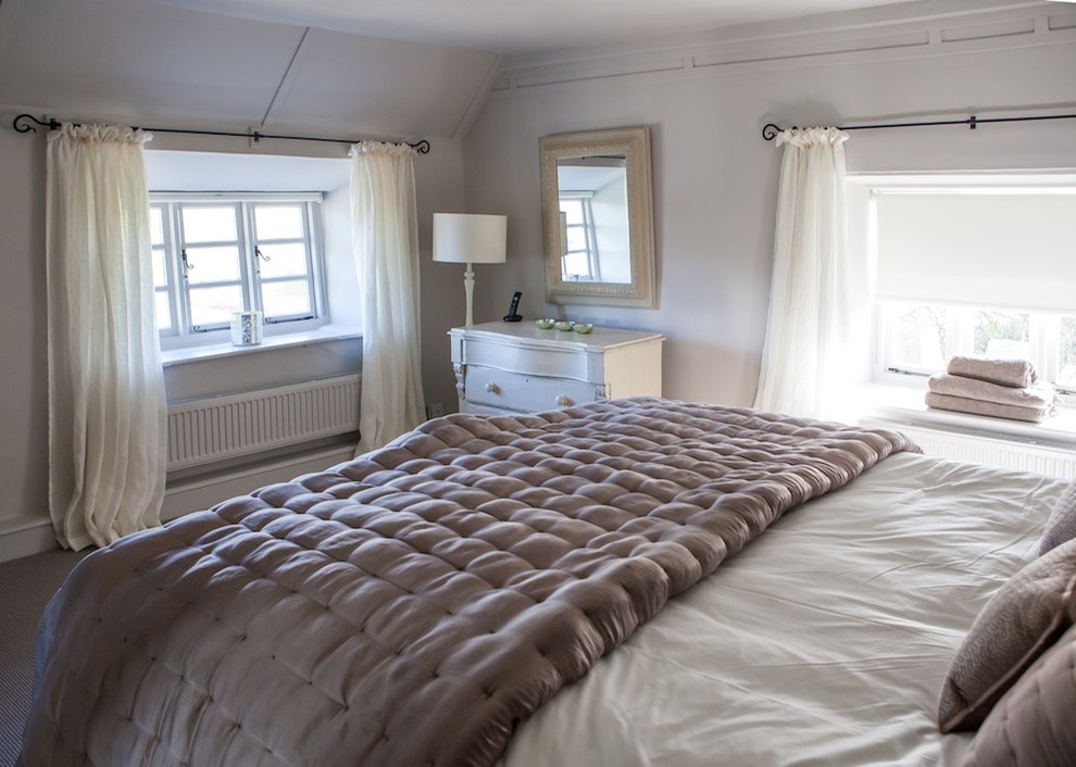 Immagine di una camera da letto costiera con moquette e pareti grigie