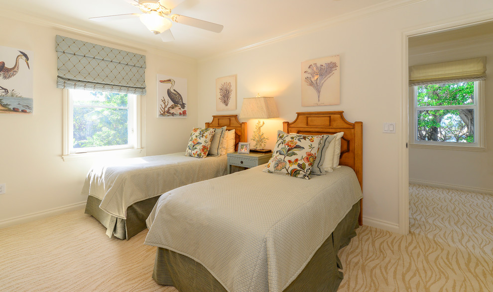 Imagen de habitación de invitados costera de tamaño medio con paredes blancas y moqueta