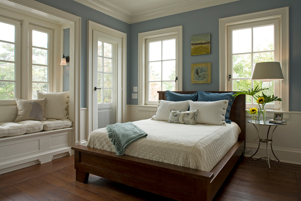 Idéer för att renovera ett maritimt sovrum, med blå väggar, mellanmörkt trägolv och brunt golv