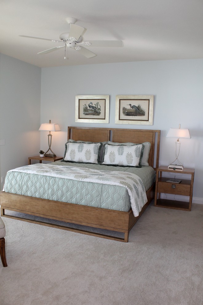 Modelo de habitación de invitados tradicional renovada de tamaño medio con paredes beige y moqueta