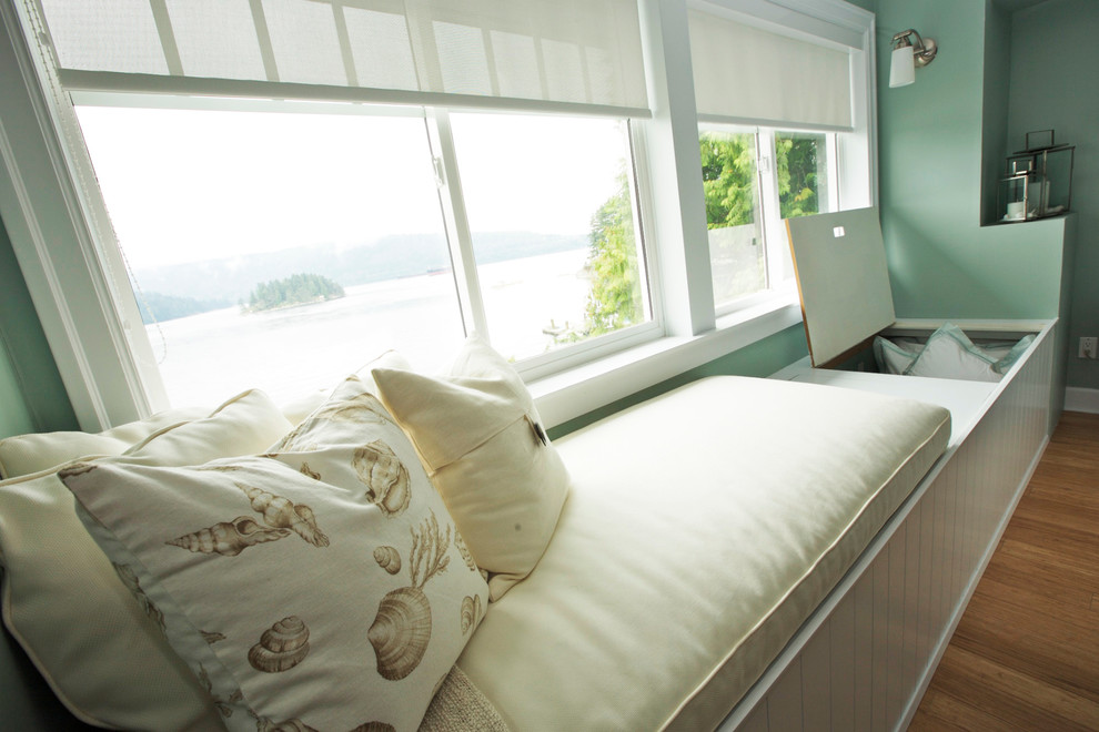 Imagen de dormitorio principal marinero grande con paredes azules y suelo de madera clara