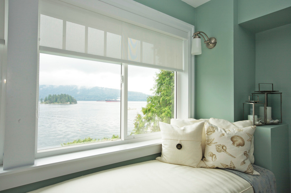 На фото: большая хозяйская спальня в морском стиле с синими стенами, светлым паркетным полом, стандартным камином и фасадом камина из плитки