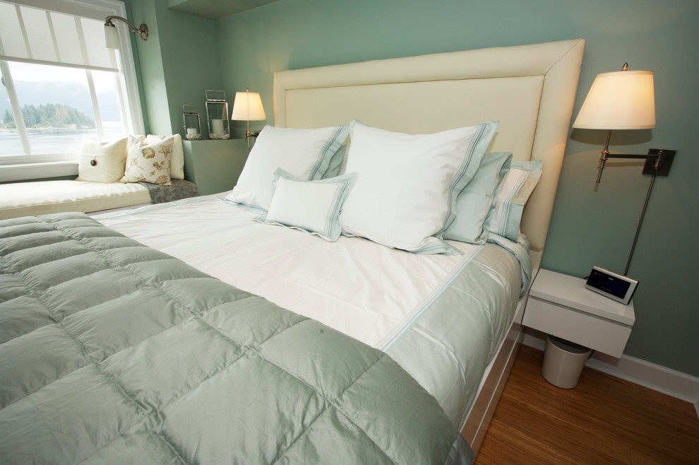 Foto de dormitorio principal marinero grande con paredes azules, suelo de madera clara, todas las chimeneas y marco de chimenea de baldosas y/o azulejos