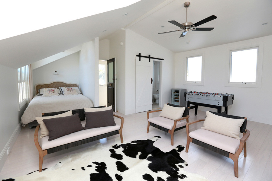 Esempio di una camera da letto minimal con pareti bianche e parquet chiaro