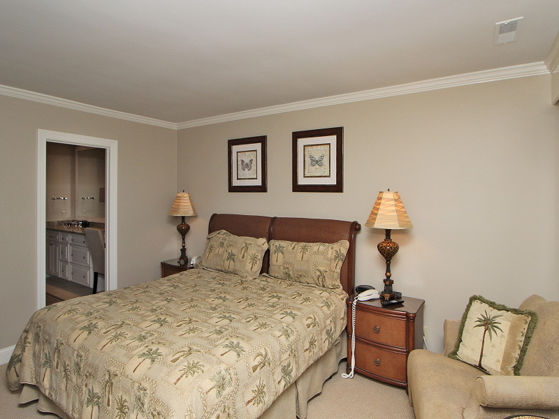 Schlafzimmer ohne Kamin mit beiger Wandfarbe und Teppichboden in Atlanta