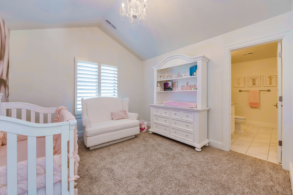 Idée de décoration pour une chambre de bébé tradition de taille moyenne avec un mur blanc, moquette et un sol marron.