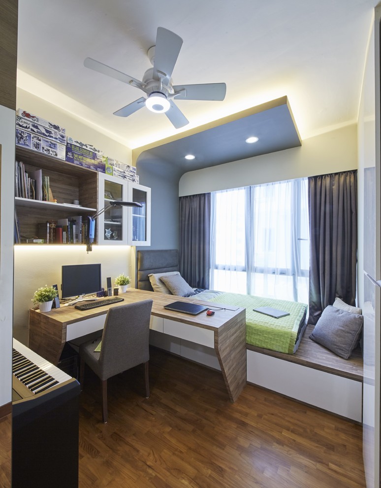 Mittelgroßes Modernes Hauptschlafzimmer mit beiger Wandfarbe und braunem Holzboden in Singapur