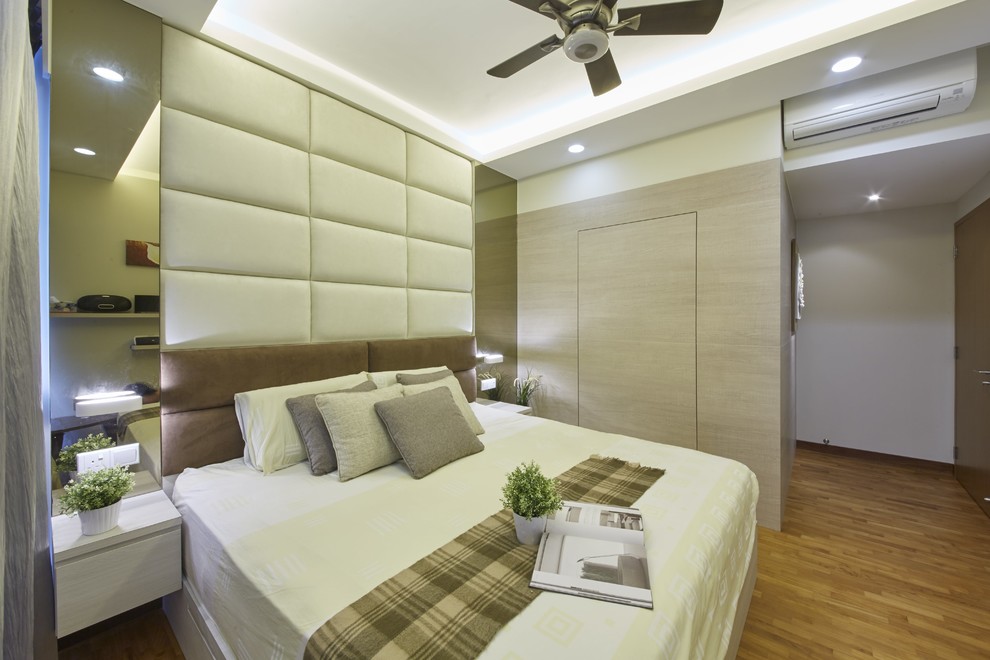 Mittelgroßes Modernes Hauptschlafzimmer mit beiger Wandfarbe und braunem Holzboden in Singapur