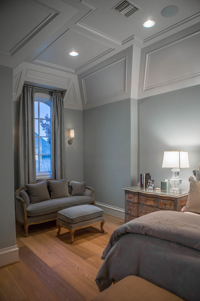 Пример оригинального дизайна: большая хозяйская спальня в стиле неоклассика (современная классика) с серыми стенами и светлым паркетным полом без камина