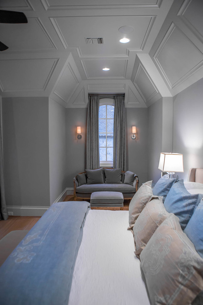 Идея дизайна: большая хозяйская спальня в стиле неоклассика (современная классика) с серыми стенами и светлым паркетным полом без камина