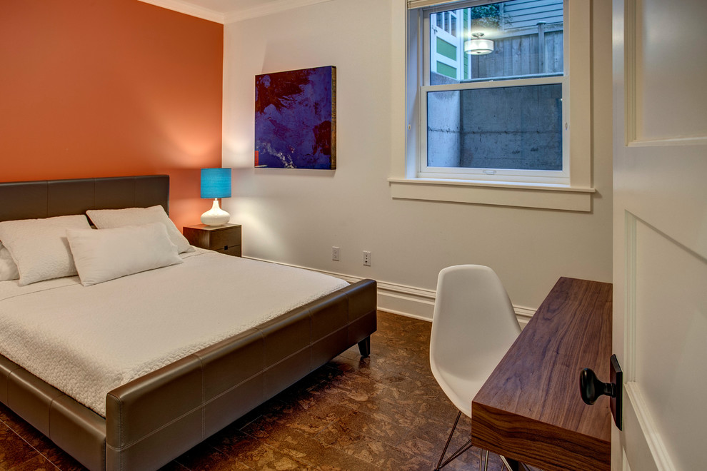 シアトルにある中くらいなトランジショナルスタイルのおしゃれな客用寝室 (オレンジの壁、コルクフローリング) のレイアウト