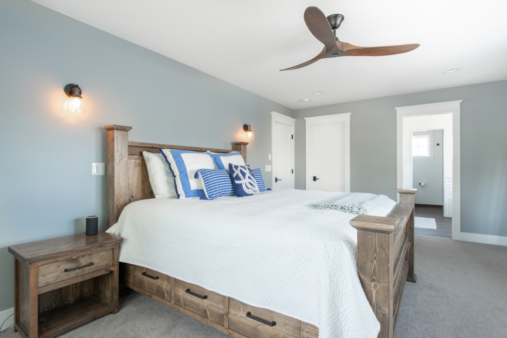 Foto de dormitorio principal de estilo americano grande con paredes azules, moqueta y suelo beige